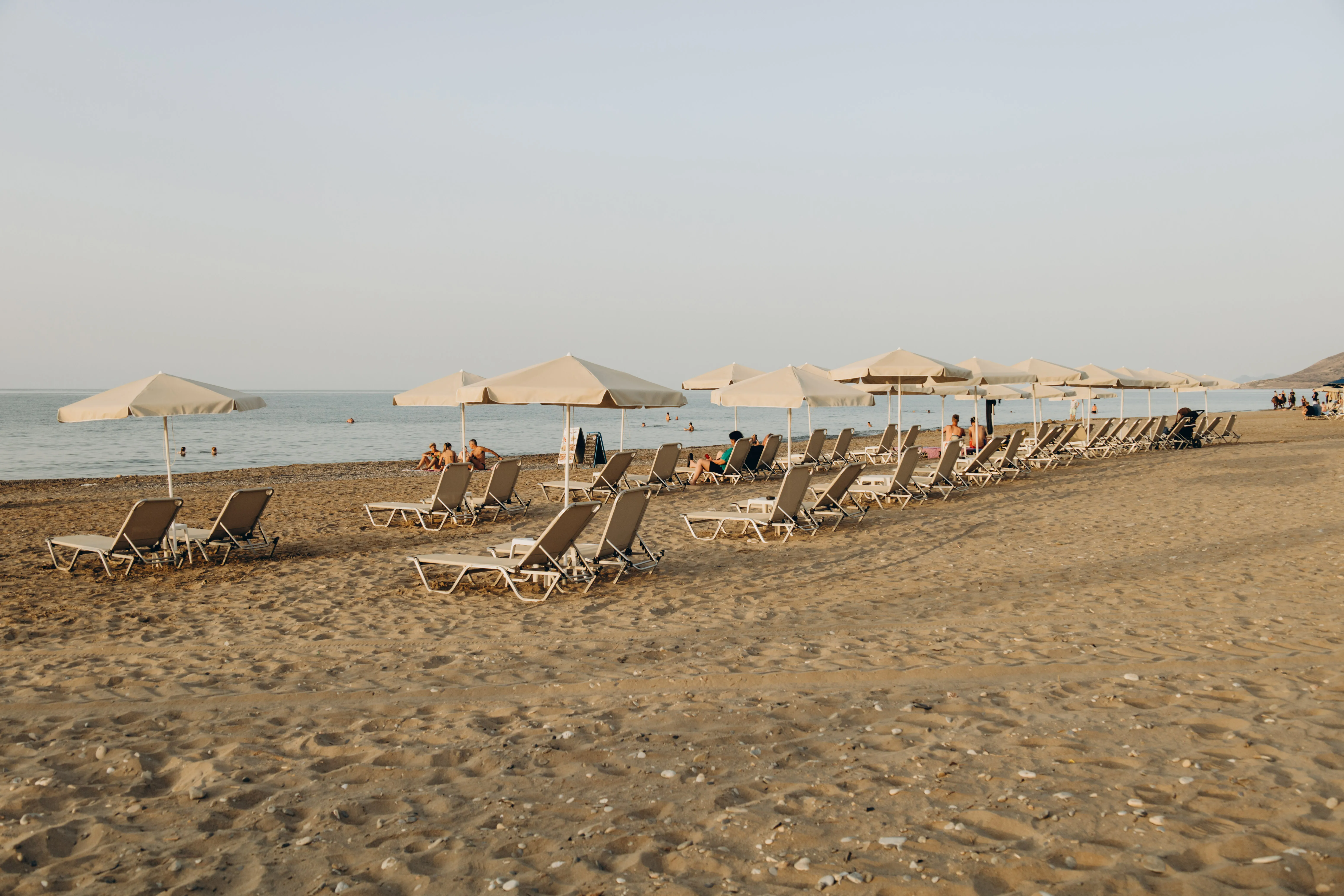 Milchshake mit Blick auf Meer und Sonnenschirme am Kournas Beach