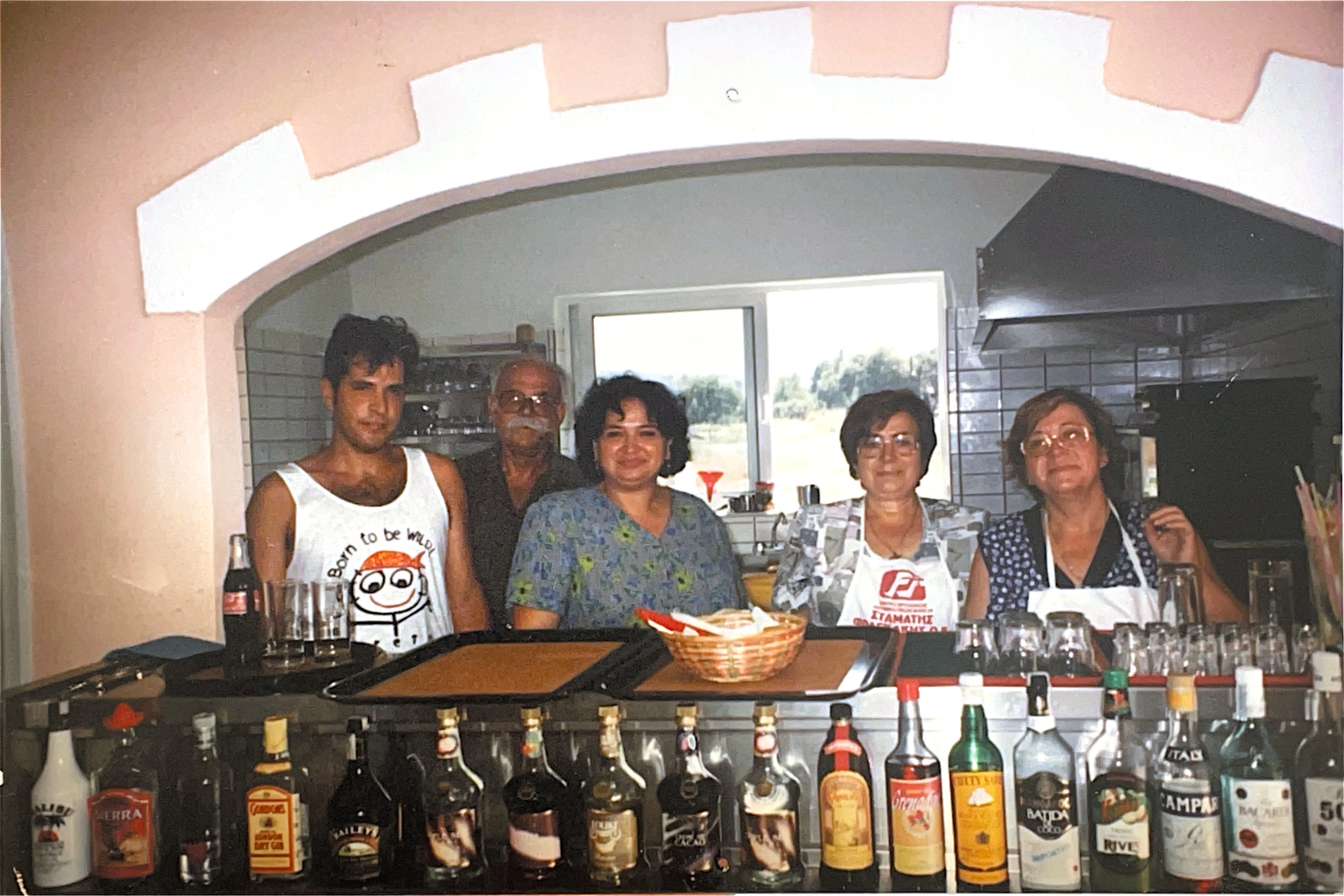 Zwei Mädchen der Familie Skountridakis in der Taverna Akrogiali