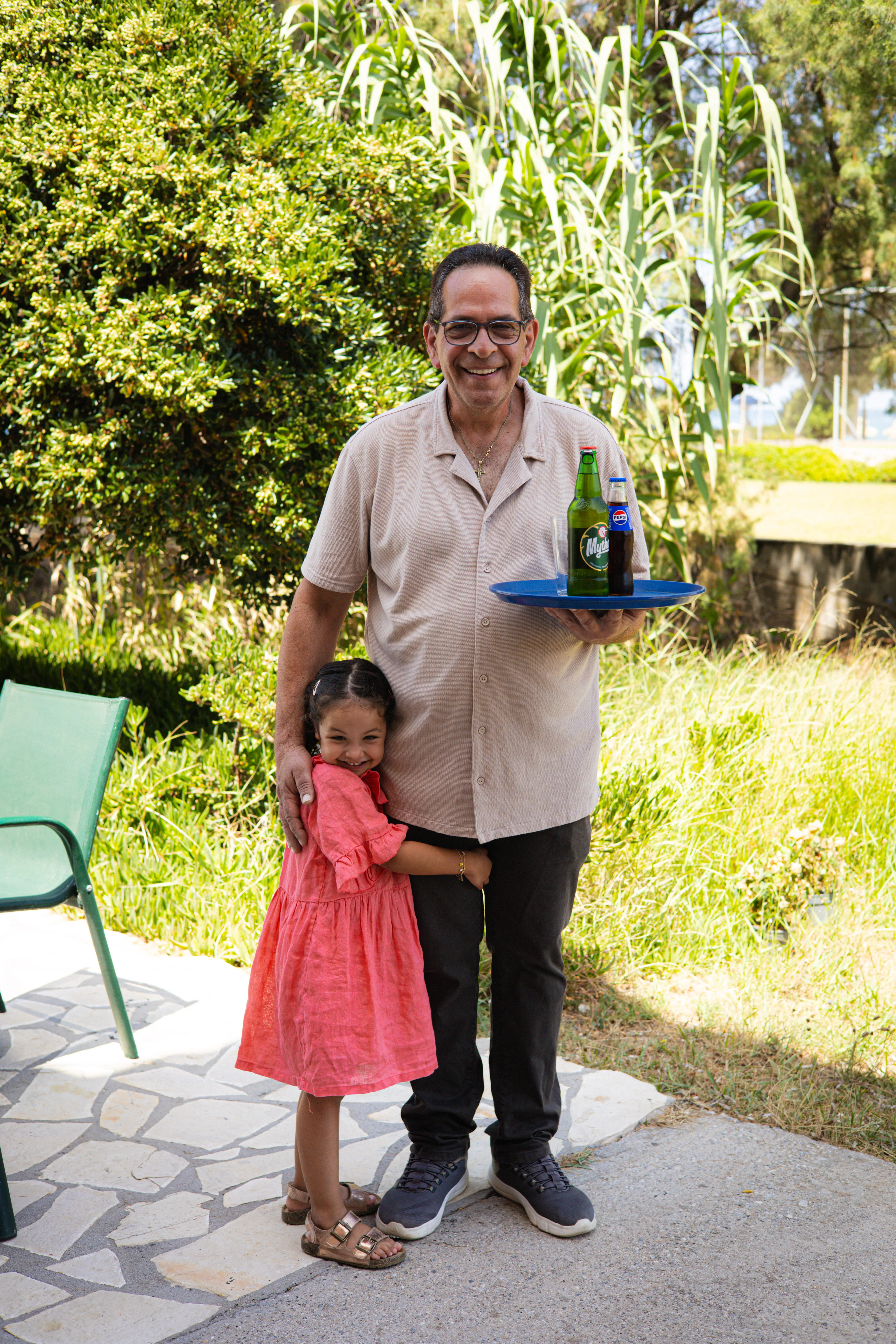 Grigoris Skountridakis mit seiner Tochter im Garten der Taverna