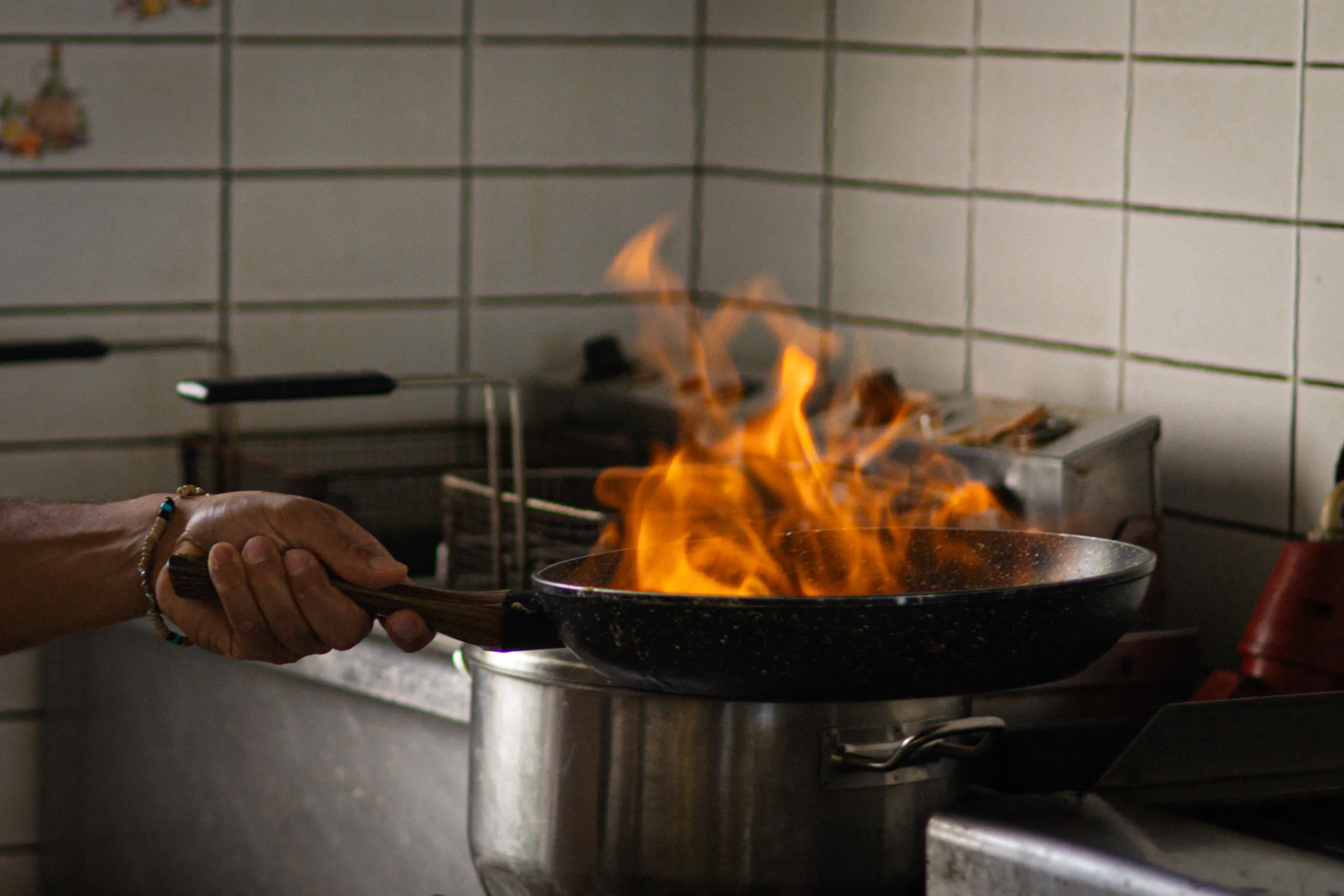 Flambierte Pfanne in der Küche der Taverna Akrogiali