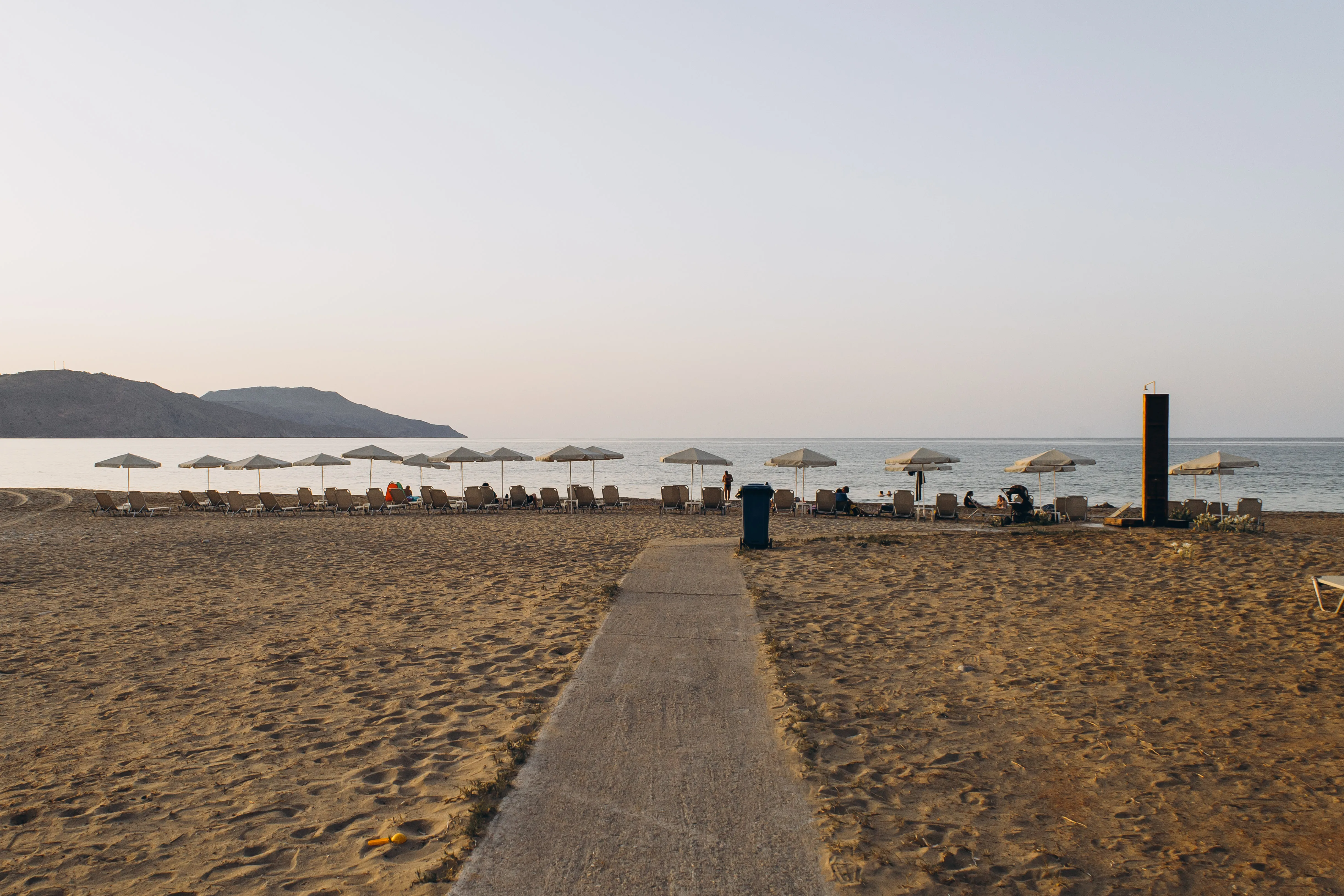 Strand am Kournas Beach im Abendlicht mit Reitern und Bergpanorama